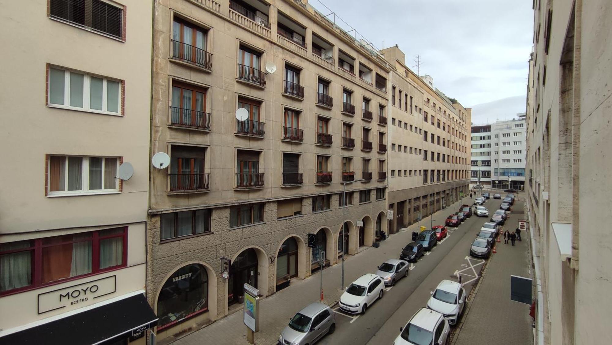 Bratislava Oldtown Apartment 130M2 ,60M2 Terrace And 2 Bathrooms Bagian luar foto